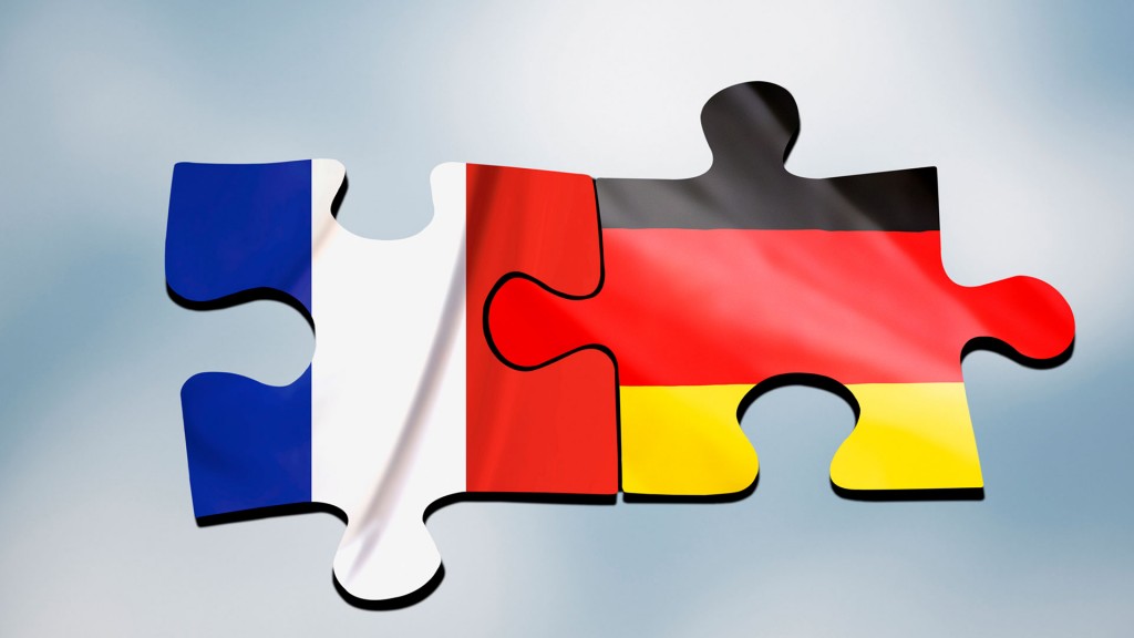 Symbolbild: Zwei Puzzleteile mit den Flaggen von Frankreich und Deutschland 