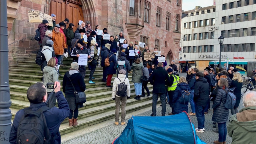Protestaktion vor dem Saarbrücker Rathaus wegen der Räumung von Obdachlosen-Zelte