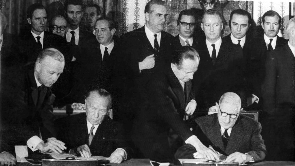 Der französische Staatspräsident Charles de Gaulle (r) und der deutsche Bundeskanzler Konrad Adenauer unterzeichnen am 22.01.1963 im Elysee-Palast in Paris den deutsch-französischen Freundschaftsvertrag