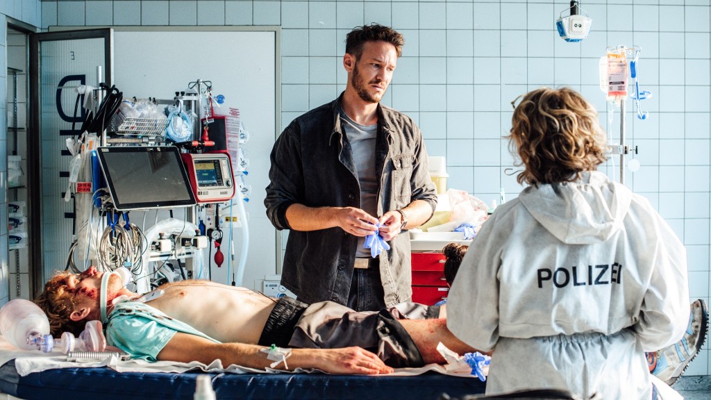 SR Tatort: Die Kälte der Erde. Leo (Vladimir Burlakov) und Henny Wenzel (Anna Böttcher) schauen sich die Leiche an.