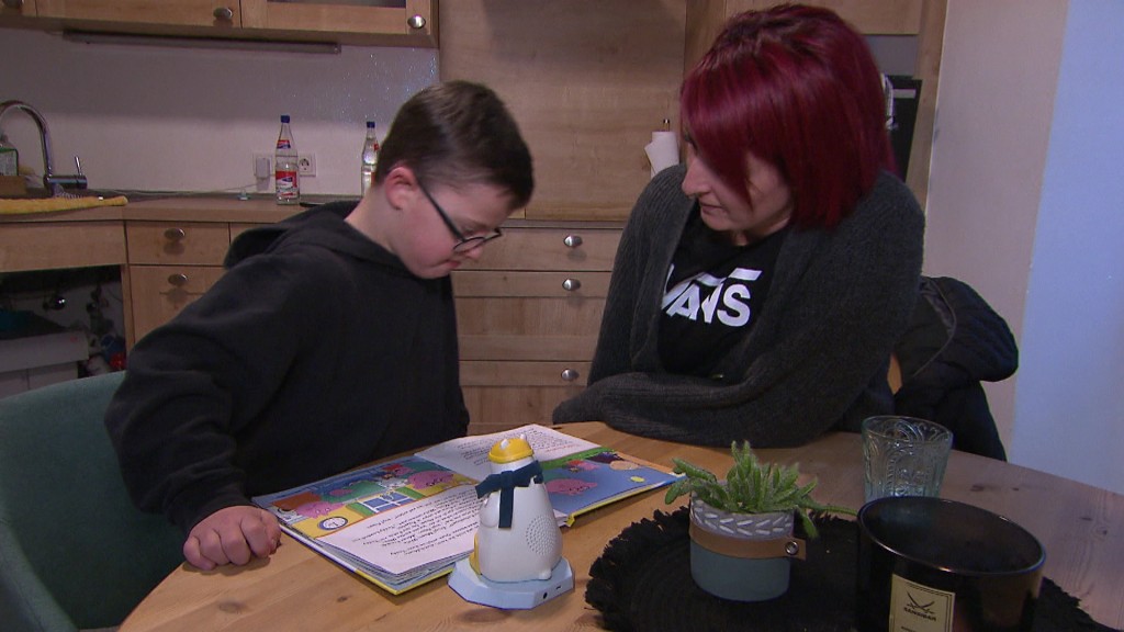 Foto: Der 8-Jährige Carlos mit seiner Helferin