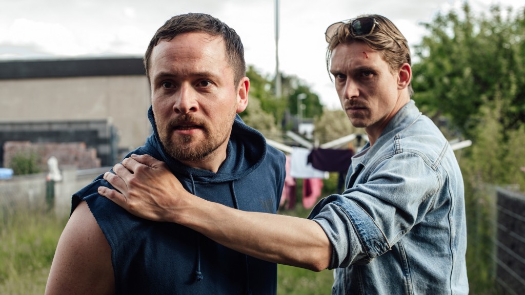 SR Tatort: Die Kälte der Erde. Bastian Barthel (Lorris Andre Blazejewski) wird von Adam Schürk (Daniel Sträßer) vorläufig festgenommen.