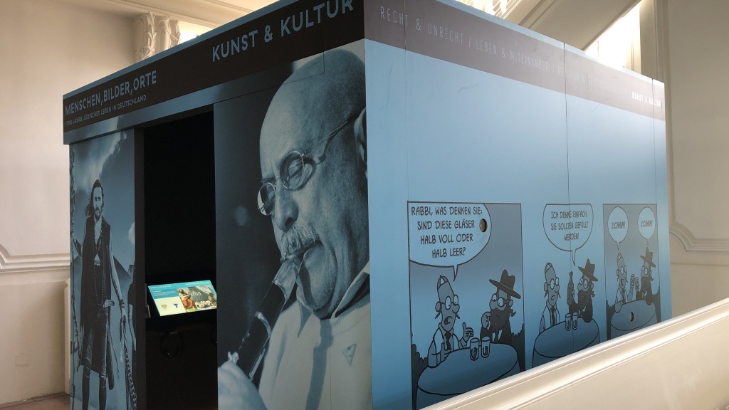 Ein Ausstellungskubus in der Ludwigskirche