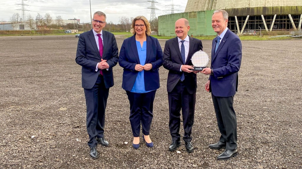 Holger Klein (ZF), Anke Rehlinger, Olaf Scholz und Wolfspeed-CEO Gregg Lowe