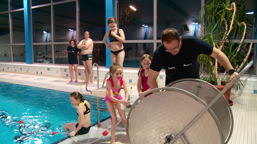 Foto: Kinder und Schwimmlehrer im Schwimmbad