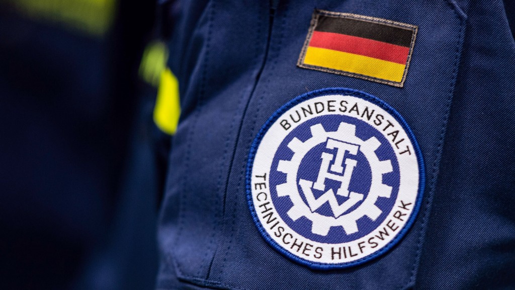 Foto: Das Logo vom Technischen Hilfswerk (THW) auf der Uniform eines Helfers