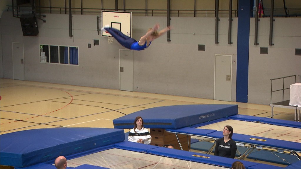Foto: Junge des TV Dillingen im Sprung bei Saarlandmeisterschaft im Trampolintrunen