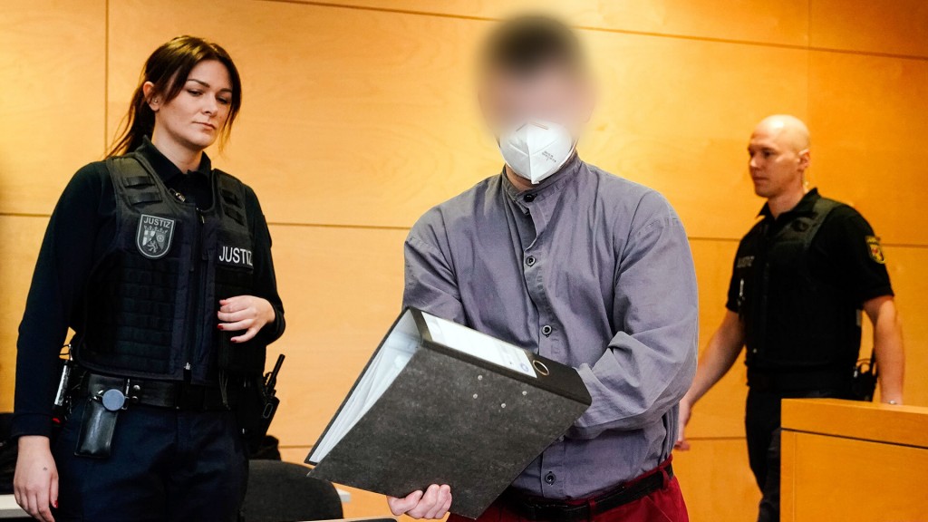 Der Hauptangeklagte im Prozess um den Polizistenmord im Gerichtssaal
