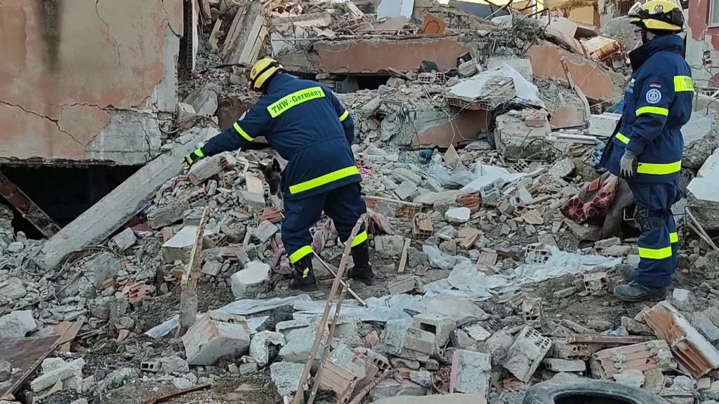 Foto: Mitarbeiter des THW suchen in den Trümmern eines Hauses nach Überlebenden des Erdbebens