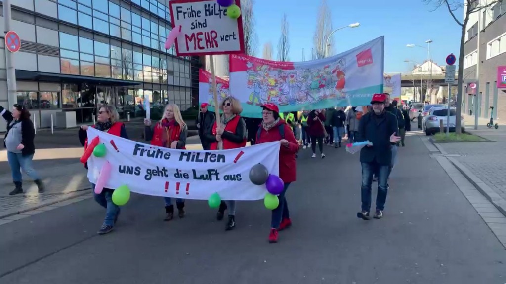 Foto: Menschen protestieren auf der Straße