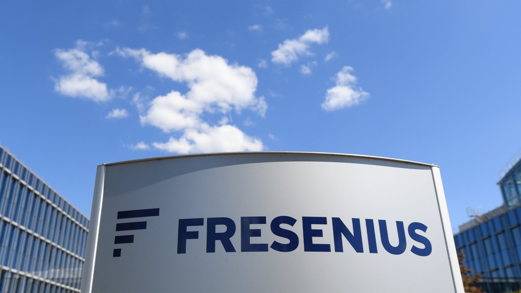 Der Schriftzug «Fresenius» steht auf einer Stele nahe der Konzernzentrale der Fresenius SE & Co. KGaA. 