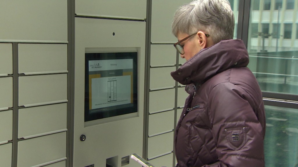 Frau vor Automaten