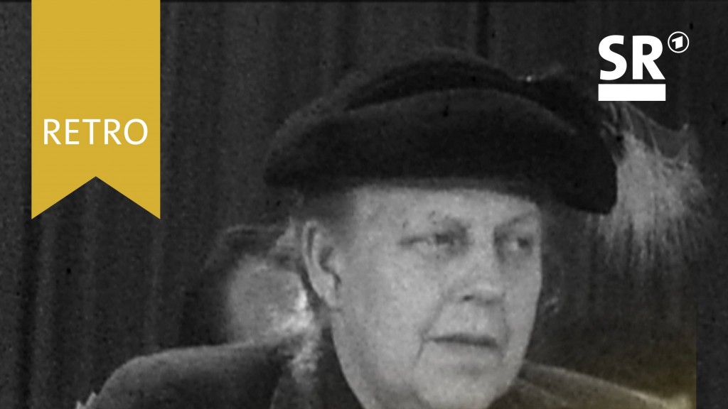 Helene Weber mit Hut gefalteten Händen