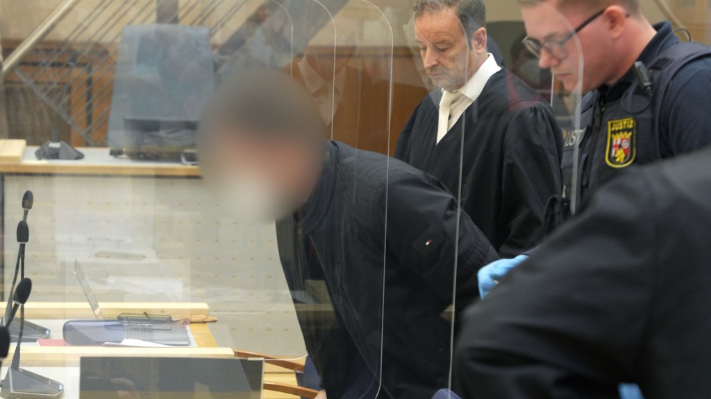 Justizbeamte führen den Angeklagten im Yeboah-Prozess in den Gerichtssaal des Oberlandesgerichts. 