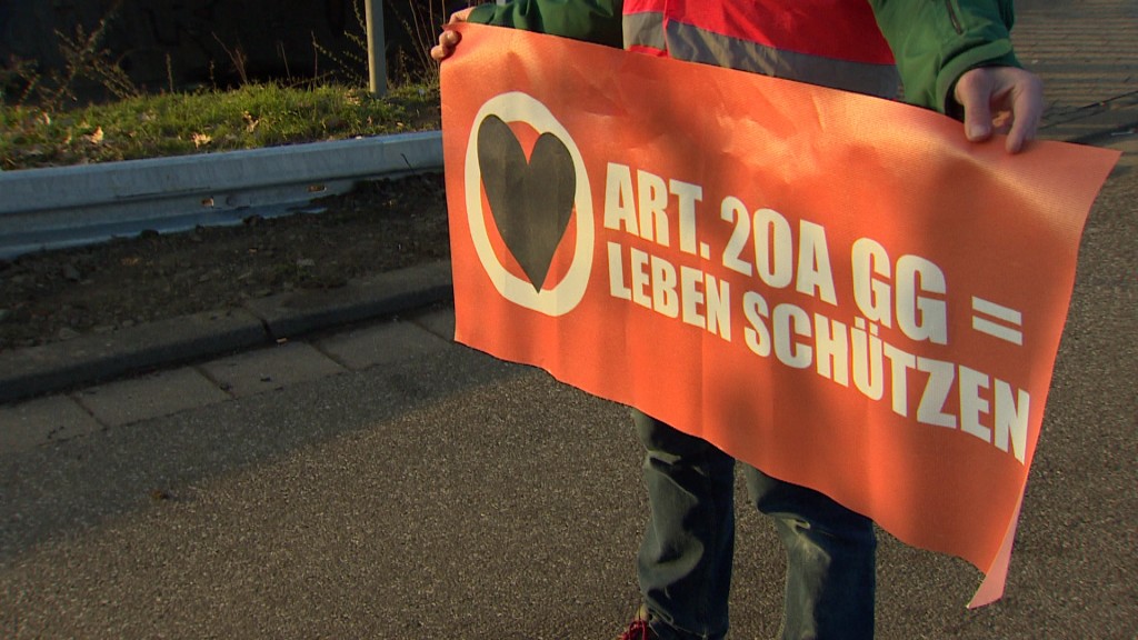 Foto: Ein Banner mit der Aufschrift: Art 20 A GG - Leben schützen