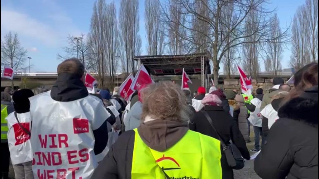 Foto: Streikende Menschen in der Saarbrücker Innenstadt