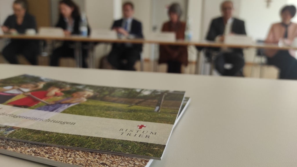 Broschüre auf einer Pressekonferenz des Bistums Trier