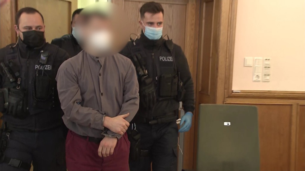 Andreas S. wird von Polizisten in einen Gerichtssaal geführt