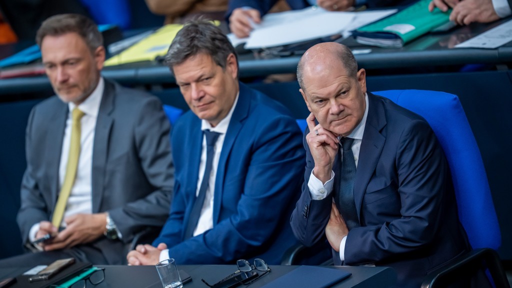 Christian Lindner (FDP), Bundesminister der Finanzen, (l-r) sitzt neben Robert Habeck (Bündnis 90/Die Grünen), Bundesminister für Wirtschaft und Klimaschutz, und Bundeskanzler Olaf Scholz (SPD).