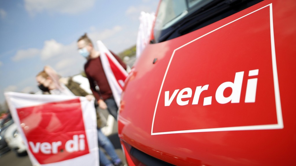 Fahnen von Verdi bei der Kundgebung 