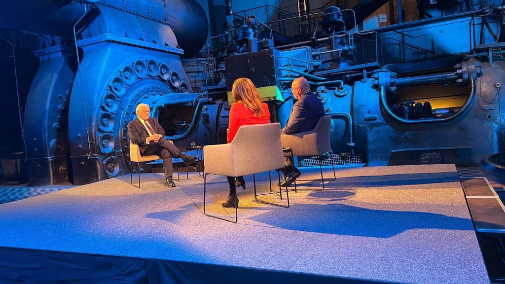 Foto: Frank-Walter Steinmeier im Interview mit Armgard Müller-Adams und Romain Bonnaire