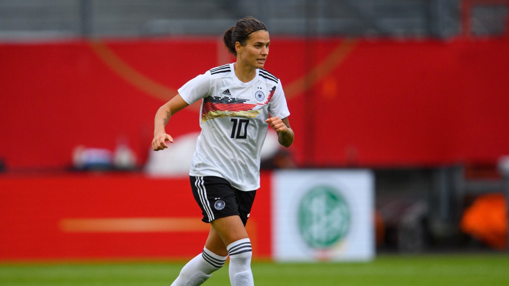 Deutschlands Dzsenifer Marozsán spielt den Ball.