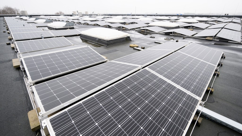 Eine Photovoltaik-Anlage (PV) steht auf dem Dach 