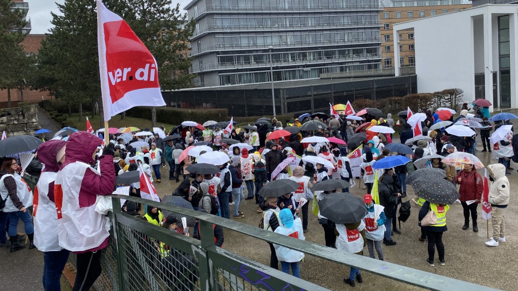 Warnstreik kommunaler Krankenhausmitarbeiter in Saarbrücken