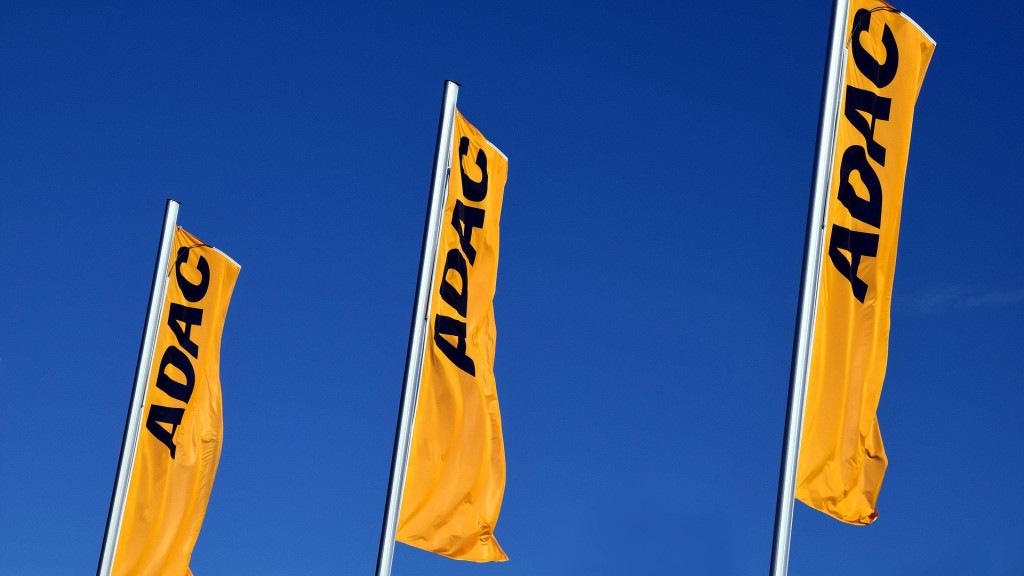 Drei fahnen mit dem ADAC-Logo