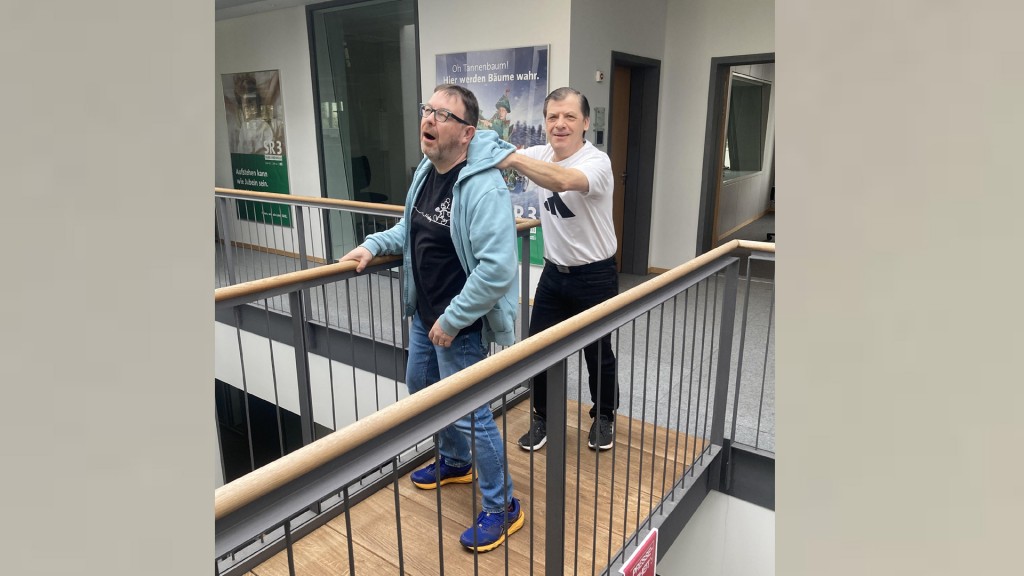 Moderator Christian Job mit Masseur Rudi Mayer 