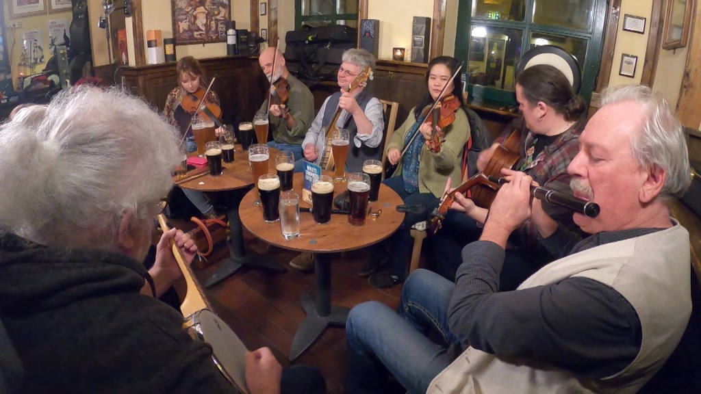 Foto: Eine Gruppe Musiker in einem Irish Pub