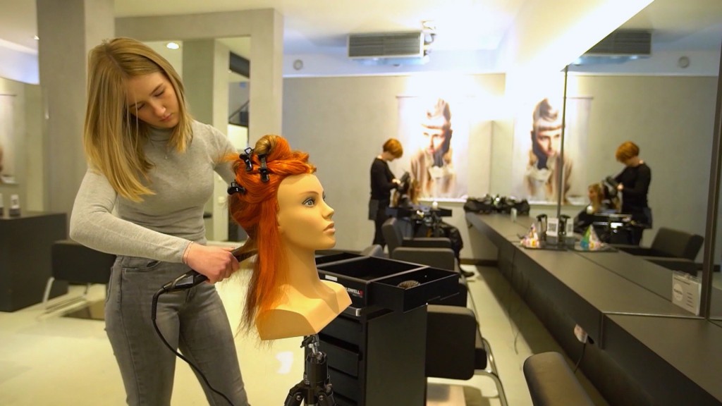 Foto: Friseurin an einem Modell