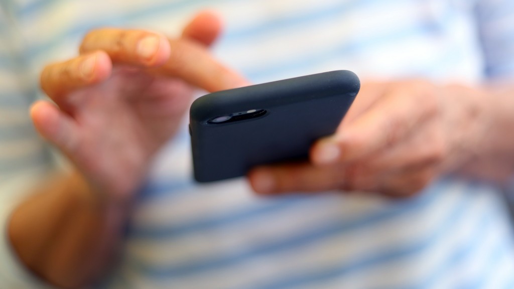 Eine Frau tippt auf ihr Smartphone