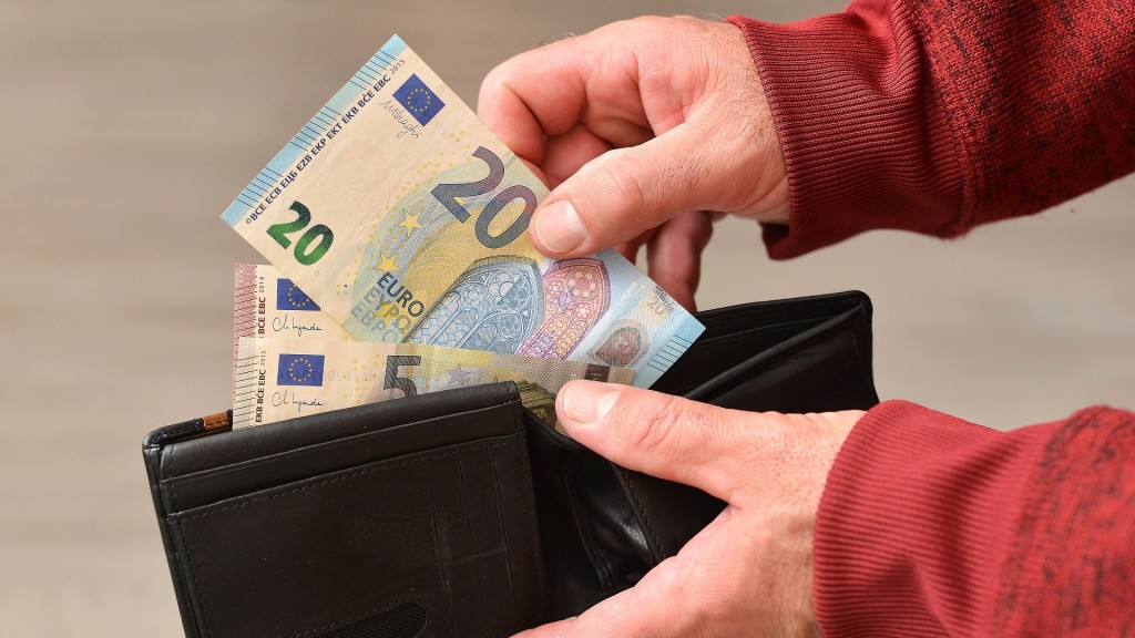 Mann nimmt Geld aus der Geldbörse