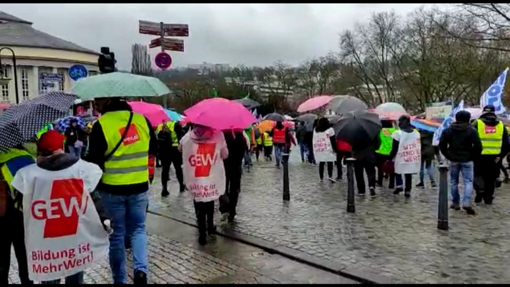 Foto: Viele Menschen versammeln sich vor dem Saarländischen Staatstheater zu einer Demomstration