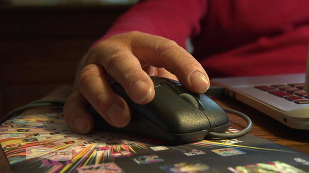 Foto: Eine Hand bedient eine Computermaus 