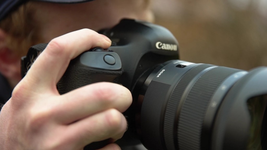 Foto: Mann fotografiert mit Kamera 