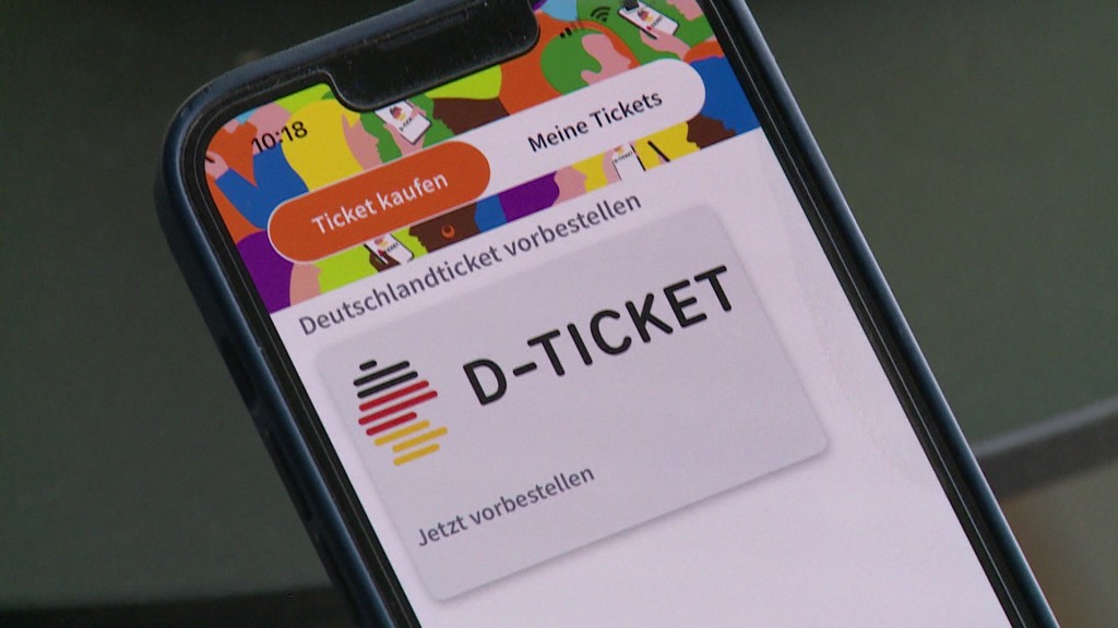 Foto: Handy mit App für das Deutschland-Ticket