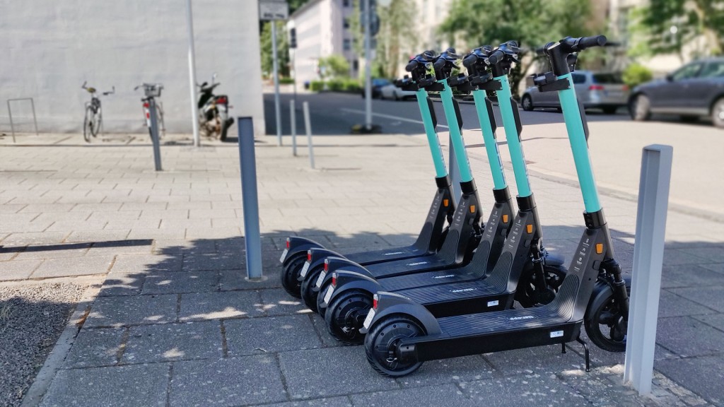 Mehrere E-Scooter stehen am Straßenrand