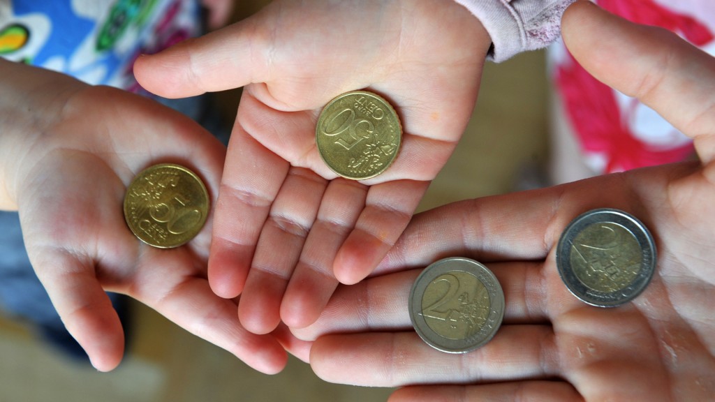 Kinder halten Münzgeld in ihren Händen