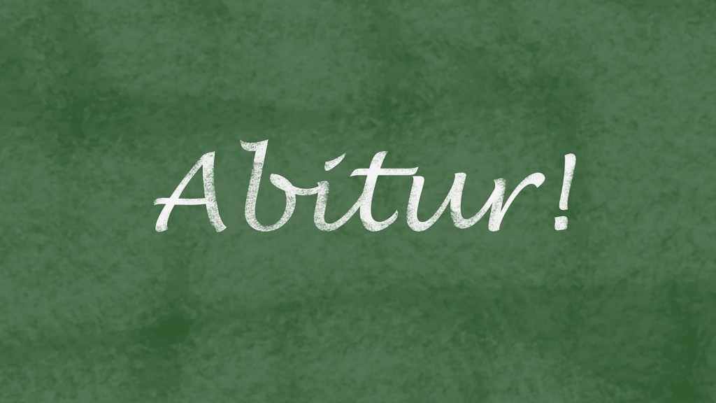Schriftzug 'Abitur' auf einer grünen Schultafel