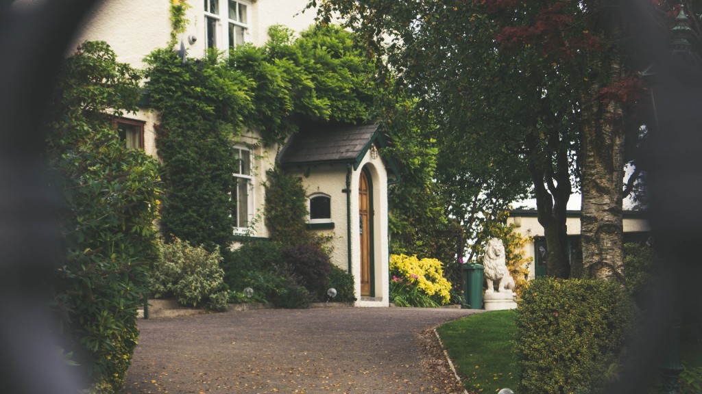 Ein idyllisches Haus, beobachtet durch einen Maschendrahtzaun