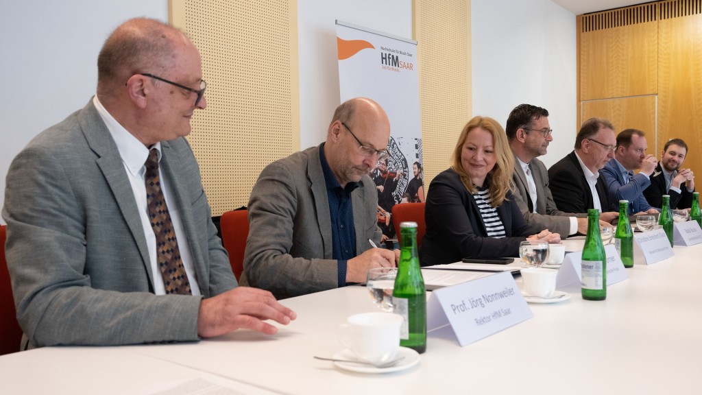 Bei der Vertragsunterzeichnung im Gieseking-Saal der HfM Saar 