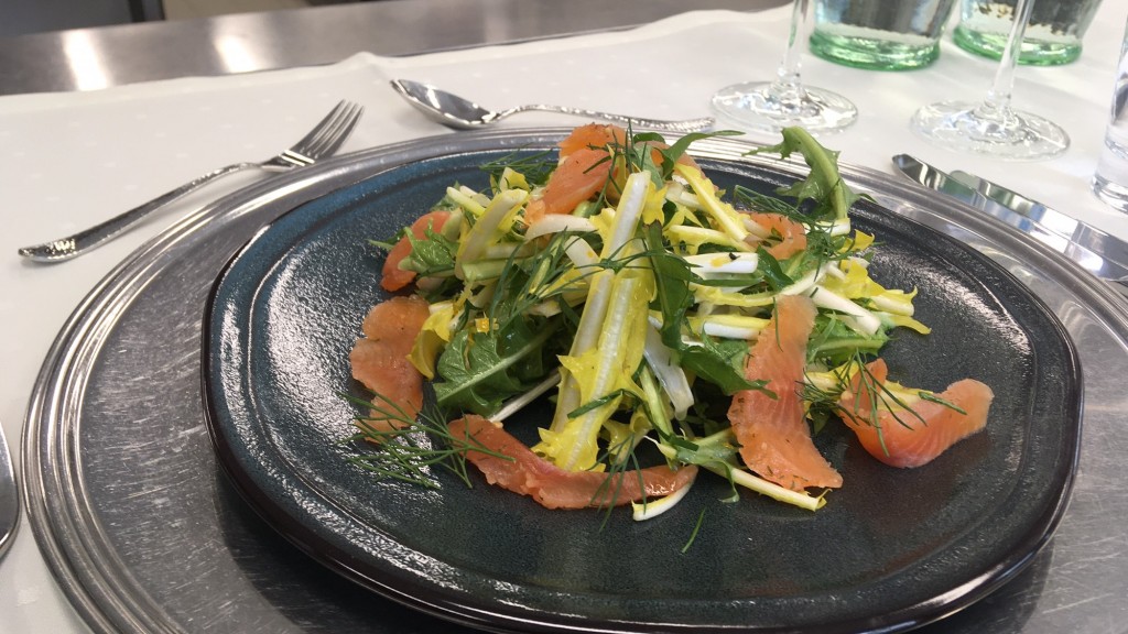 Gebeizter Leuk-Bachsaibling mit Löwenzahnsalat und Sauerampfer-Zitronenvinaigrette