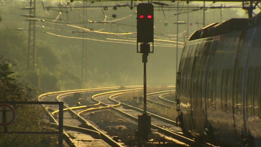 Foto: Zug fährt am Bahnhof ab