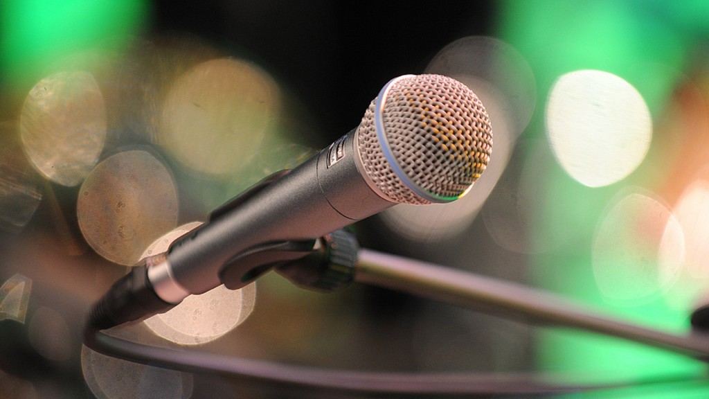Mikrofon vor grün verschwommer Hintergrund