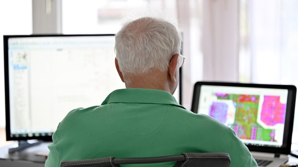 Älterer Arbeitnehmer am Rechner