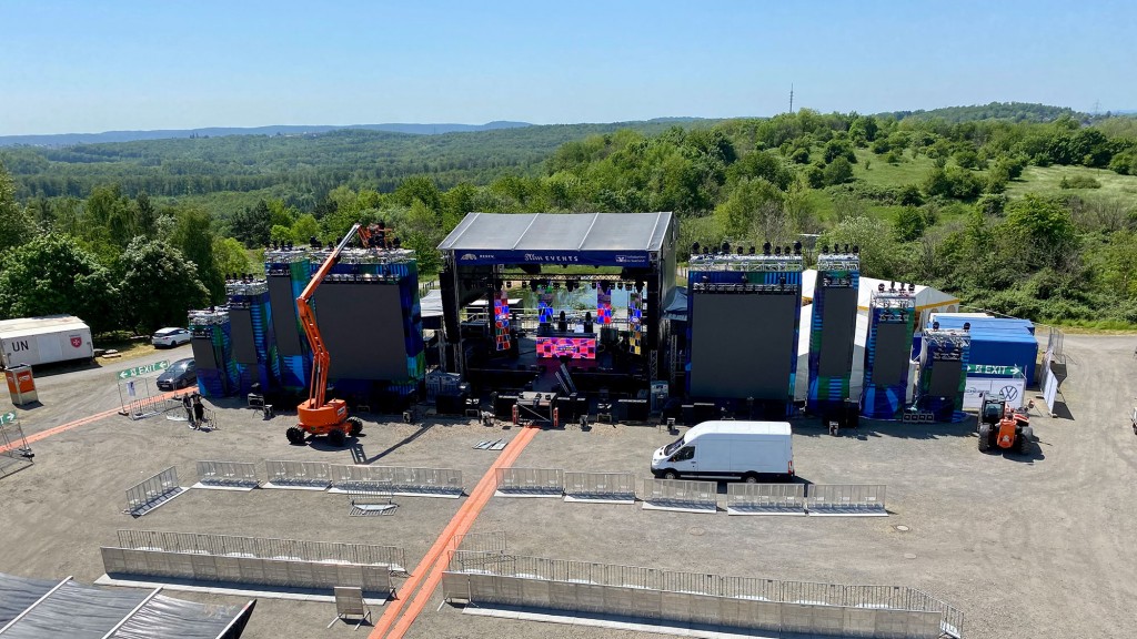 Die Bühne des Alm Open Air 2023 im Aufbau