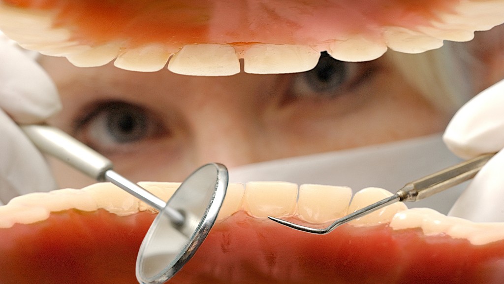 Ein Zahnarzt untersucht das Gebiss eines Patienten