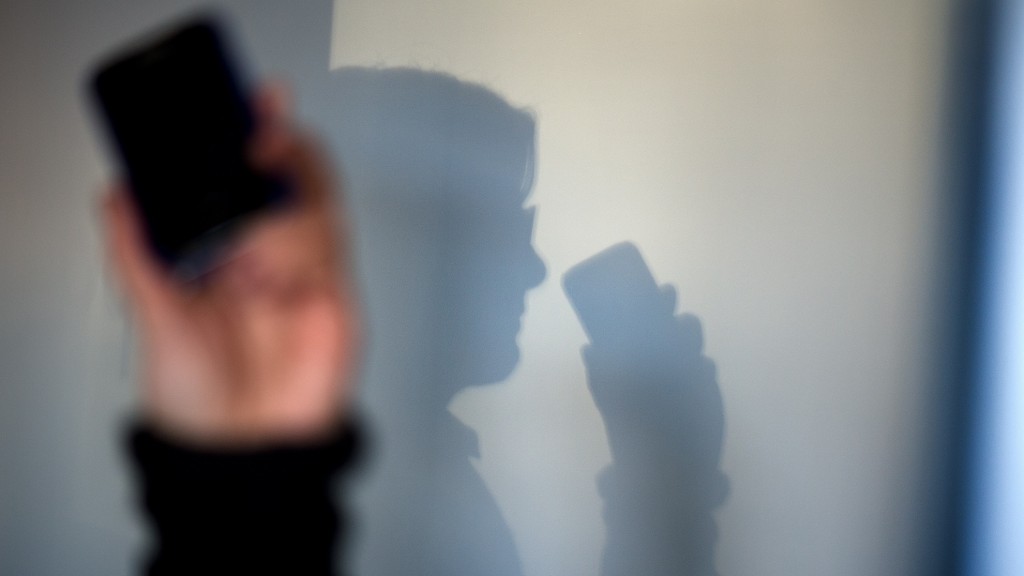Foto: Ein Telefon vor einem Schatten an der Wand